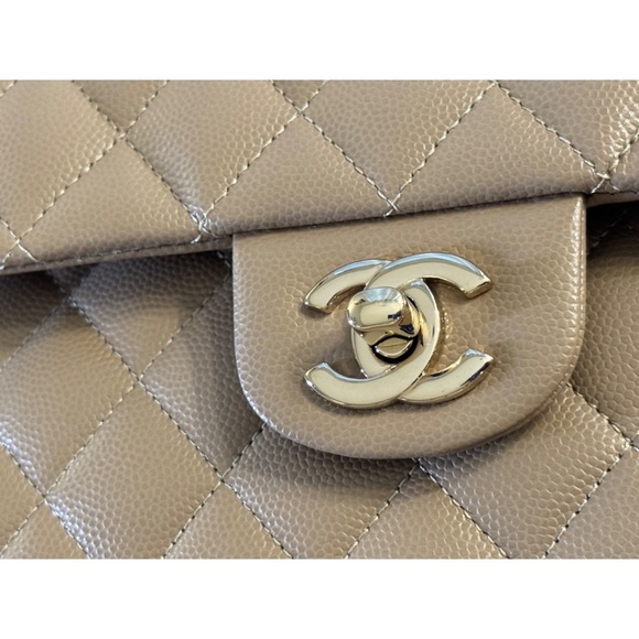CHANEL CLASSIC DOUBLE FLAP MEDIUM CAVIAR LEATHER - LIKE NEW CONDITION - Picture 3 of 16